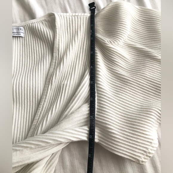 Cropped V-necked Blouse in White🕊✨ - Picture 8 of 11